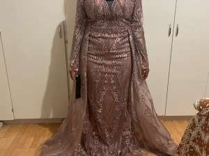 Festklänning  - Festklänning, oanvänd. Nytt pris 2500kr