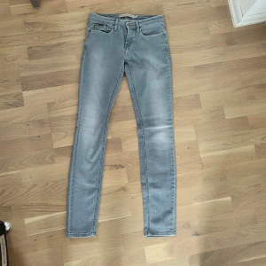 Ljusgrå skinny jeans Calvin Klein - Snygga ljusgrå skinny jeans från Calvin Klein Jeans med klassisk femficksdesign och diskret CK-detalj på bakfickan. Jeansen har en smal passform och är tillverkade i mjukt denimtyg som sitter skönt hela dagen.