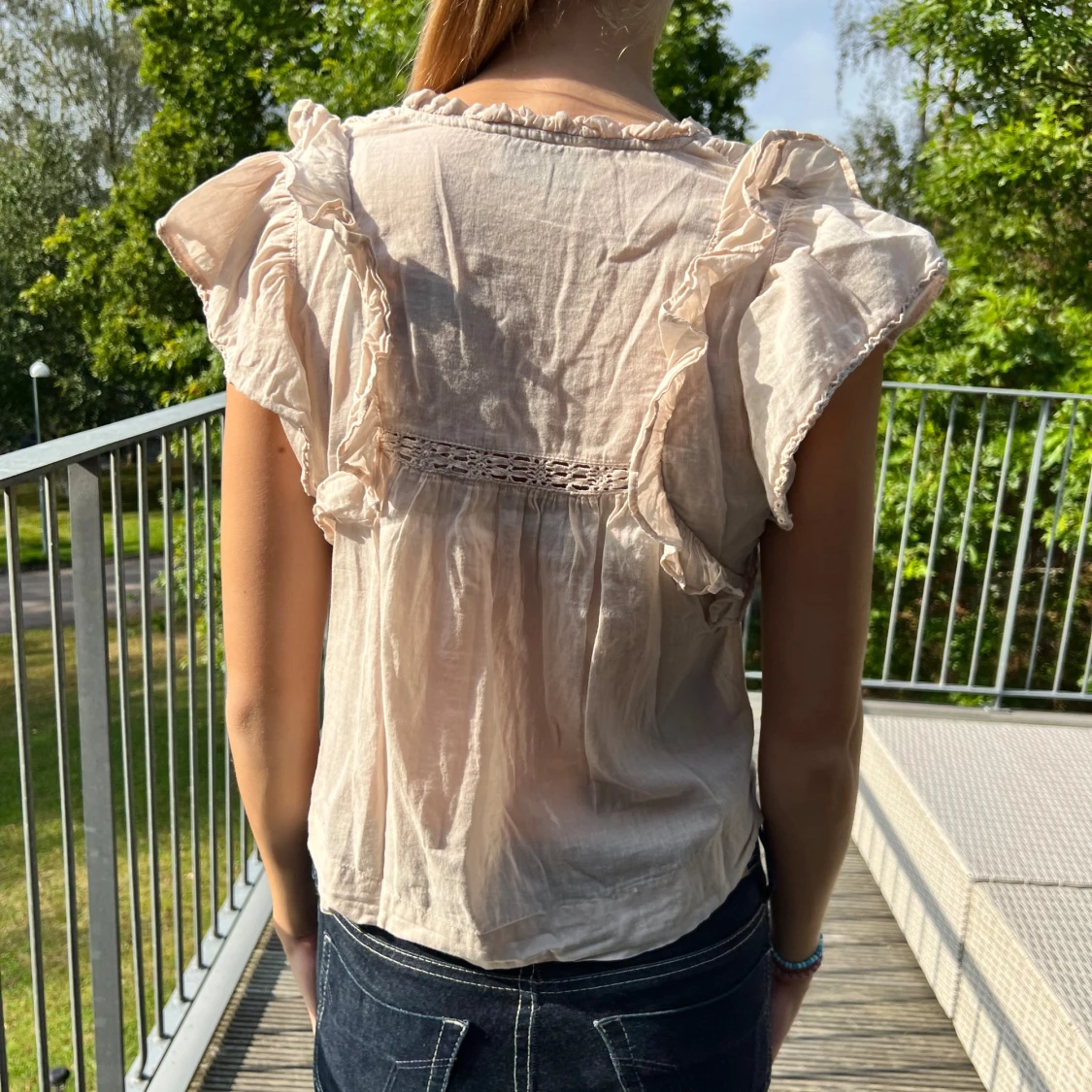 Ljusrosa blus med volang från Neo Noir! - 1