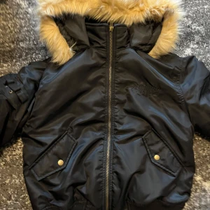 Snygg y2k jacka  - Jätte snygg y2k jacka! Säljer för den tyvärr är lite för stor på mig och köpt en annan som passar bättre. Det stor storlek 34 alltså xs men passar bättre som s-m. Jag på bilderna har oftast xs/s i jackor. Nyskick endast testad inomhus! Priset kan diskuteras . Önska verkligen den passa mig men tyvärr ☹️ den e köpt på Vinted för ungefär en vecka sen eller två. 