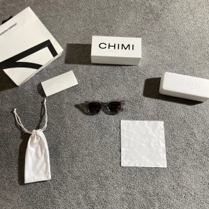 Gråa CHIMI glasögon - Snygga solglasögon från CHIMI med grå båge och mörka linser. Klassisk, rak form som passar till de flesta🤩 Kommer med originalfodral, påse, putsduk och kvitto. Glasögonen är som helt nya och bara använda ett fåtal gånger✅ köpta på Nk i Göteborg för 1250kr säljer dom för 449kr och priset går självklart att diskutera✅👍