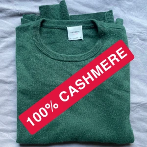 KASHMIRTRÖJA JOHN HENRIC - Tjena, säljer en riktigt go Kashmir-tröja från märket John Henric. 100%. Svårt att få med den riktigta färgen på bild men den är lite mörkare i verkligheten. M men passar S!. Tveka inte på att höra av dig vid frågor. Priset är inte hugget i sten!