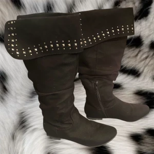 Kängor med nitar på❤️ - Snygga skor med lite klack och nitar på där uppe❤️de e mjukt matrial och dom är jättebekväma❤️de är 38cm höga