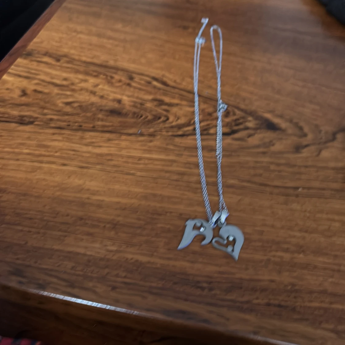 Silverfärgat hjärthalsband med text - 1