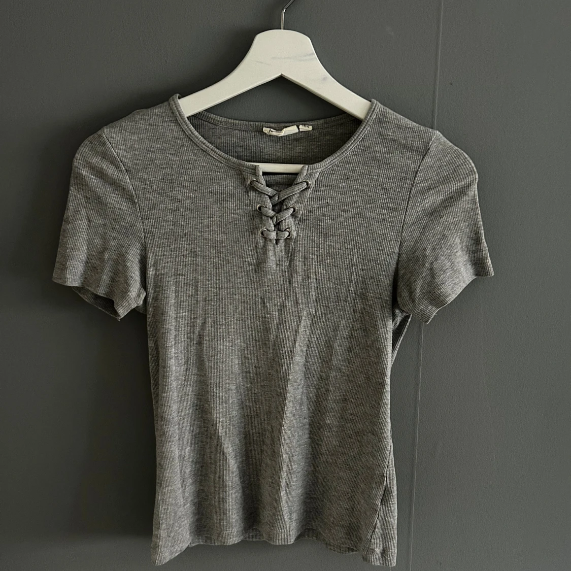 Grå ribbad t-shirt med snörning - 1