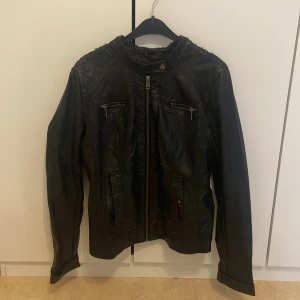 Svart skinnjacka från ONLY, stl 36 - Svart skinnjacka från ONLY. Storlek 36. Defekt på flertal ställen (kolla bilderna). 