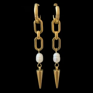 Guldiga örhängen med pärlor och spikes - Snygga örhängen i guldton med kedjelänkar, vita pärlor och spetsiga spikes längst ner. Perfekt för dig som vill sticka ut med en cool och trendig accessoar. Kombinera med dina favoritkläder för en unik look.