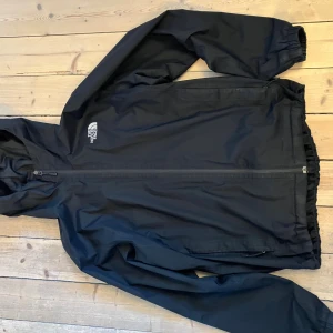 North face vindjacka  - North face vindjacka dryvent storlek L utan defekter 