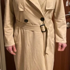 Beige mocka-kappa med bälte - Säljer denna kappa från Zara. Stl: S. Köpt på rea för 800 kr för 1,5 år sedan. Sparsamt använd.  Pris: 400 kr.
