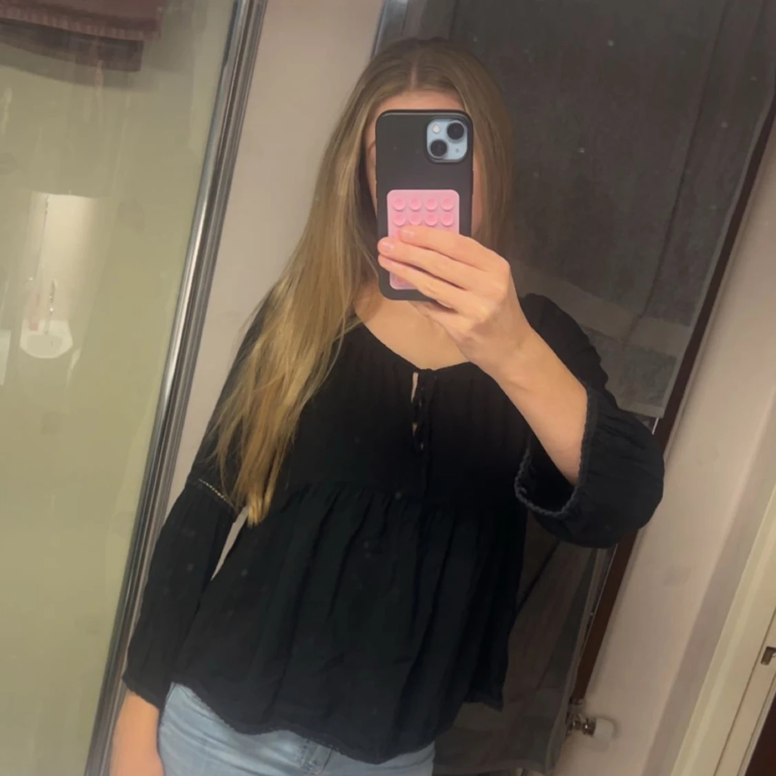 Svart blus med knyt från Chelsea 