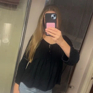 Svart blus med knyt från Chelsea  - Svart blus från Chelsea i storlek S, samma modell som den vita jag säljer. Nästan aldrig använd.