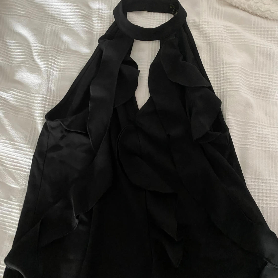 Svart halterneck blus med volang