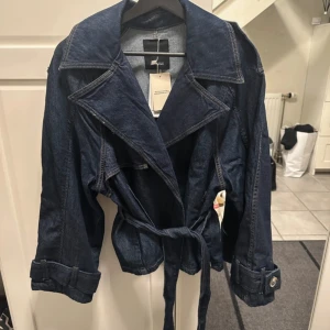 Mörkblå jeansjacka med bälte - Säljer den superpopulära mango jackan som är helt slutsåld!!! Lånad bild, min har prislappen kvar också. 