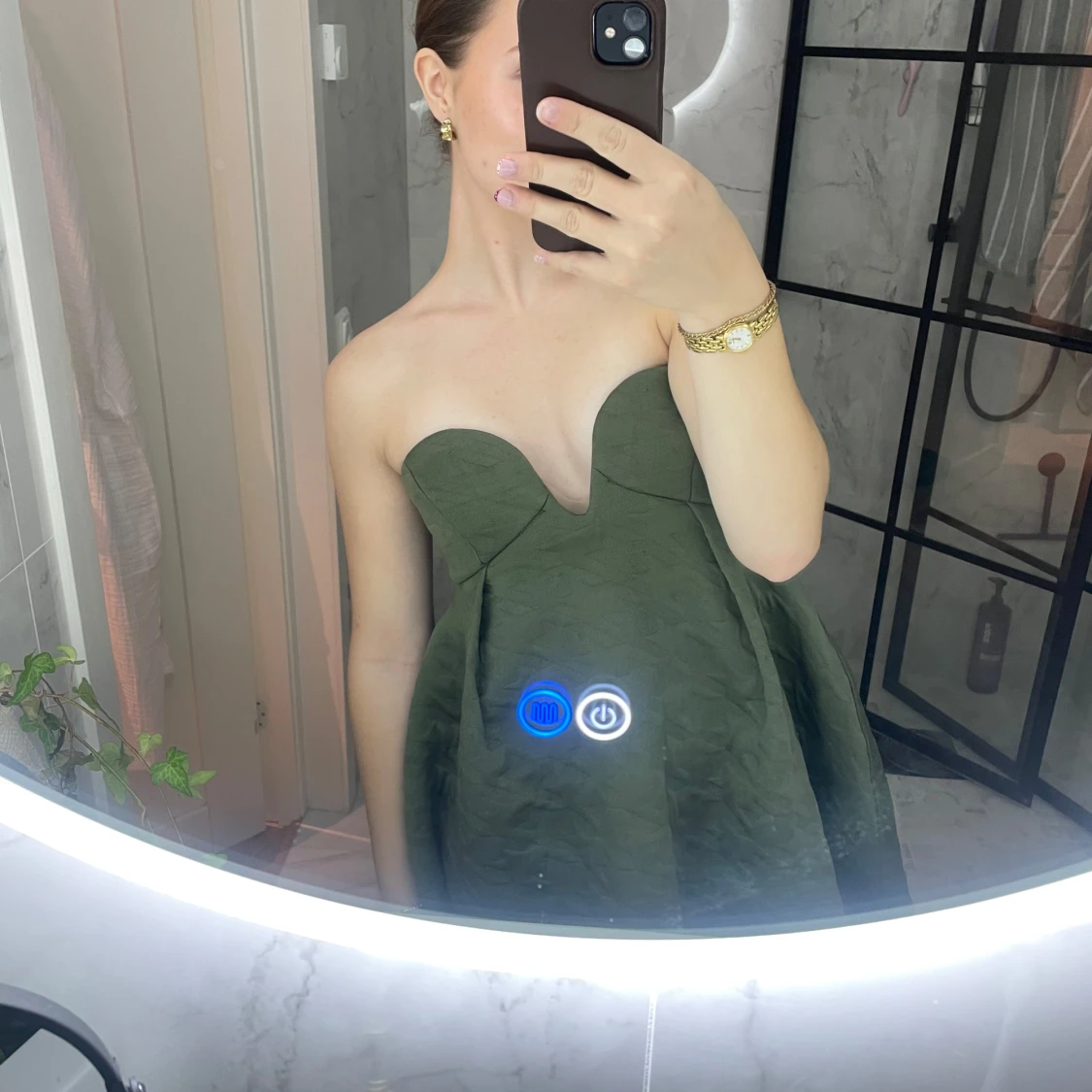 Grön axelbandslös kortklänning