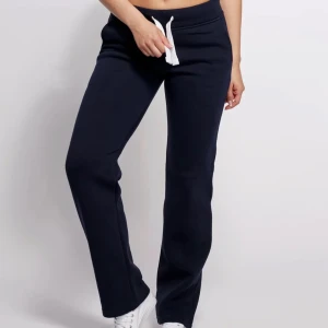 russemerch set - säljer mitt mörkblå russemerch set, super bra skick sparsamt använda. säljer på grund av fel storlek. 💕