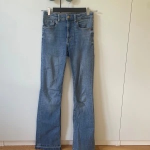 Helt vanliga Jeans - Helt vanliga blå jeans med snygga simpla detaljer längst ner💕 Nypris 399, använda få gånger, pris går att diskutera🧚‍♀️