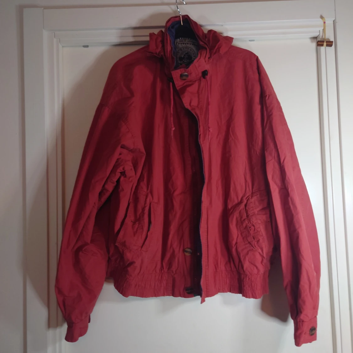 Röd vindjacka från DASH med huva