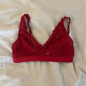 Röd spetsig bralette  - Röd spets bralette från intimissimi  med fint spetsmönster och justerbara axelband. Toppens spets har ett blommigt mönster och superskönt material. Storlek 75b❤️
