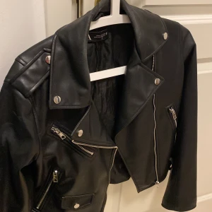 Svart skinnjacka från Zara  - Skinnjacka från Zara använd några gånger men i bra skick. -Storlek M -Kedja tillkommer med  (Pris kan diskuteras då den är använd) 