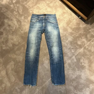 Tiger of sweden selvedge denim - Tiger of sweden selvedge denim i storlek 29/32. Skick 8/10 de är uppklippta där nere men det ser riktigt snyggt ut i verkligheten. Annars finns inga defekter. Vid frågor och funderingar är de bara att hlra av sig👍 pris går att diskutera!