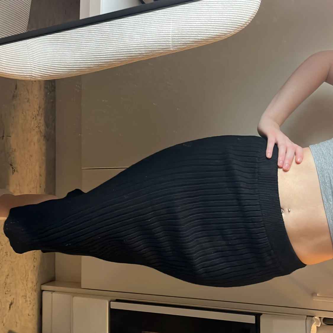 Svart ribbad kjol med slits - 2