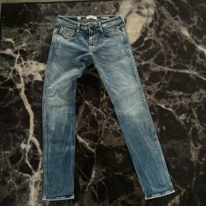 Replay anbass slim fit - Säljer dessa Replay anbass slim fit med slitningar  | storleken är W31 