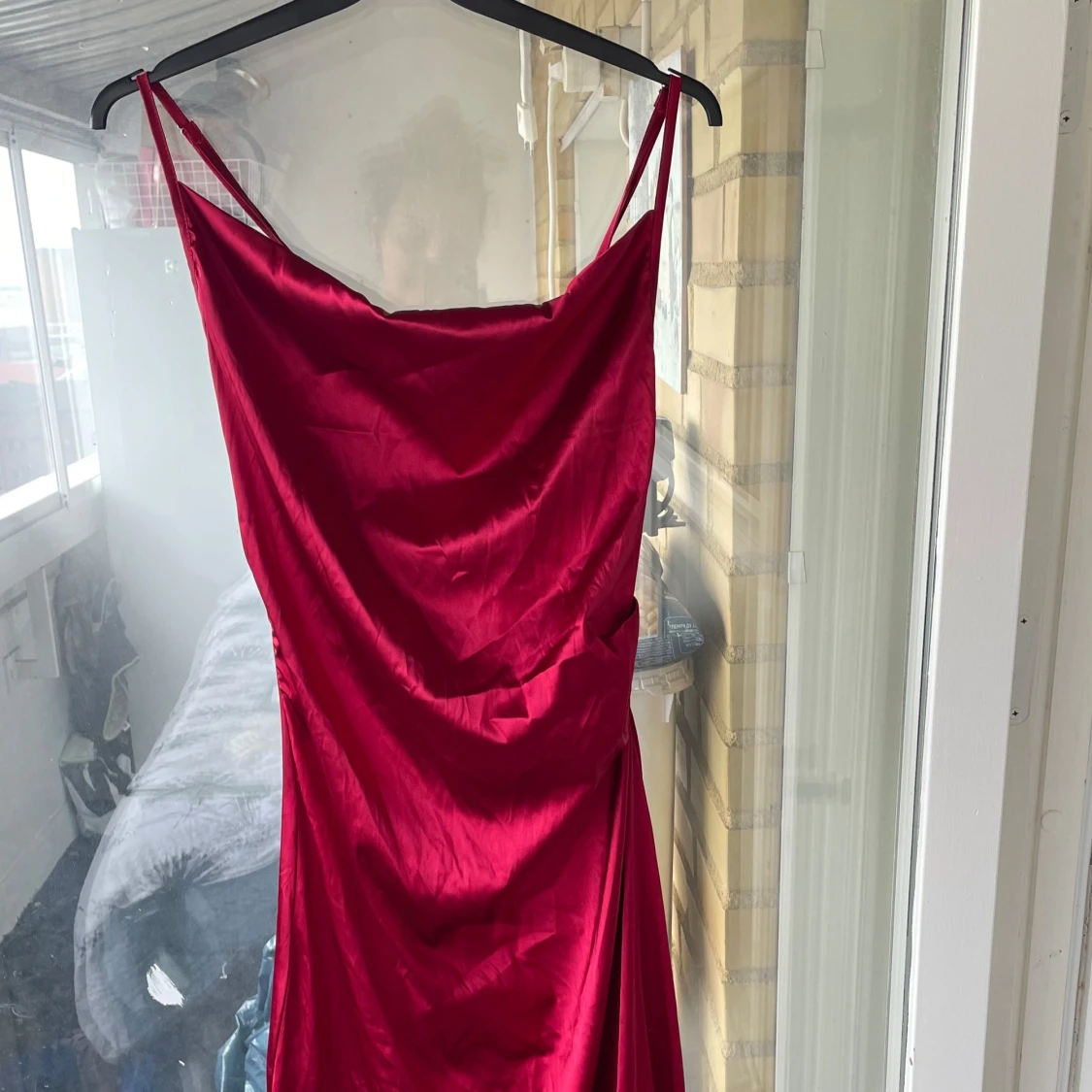 Röd långklänning från SHEIN i satin