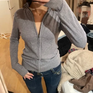 Kashmir zip - Kashmir zip up i storlek s. Köpt för 700kr inga defekter ut an som ny. 