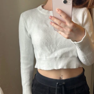 Vit croppad stickad topp - Fluffig mysig från ZARA i strl M men sitter mer som xs