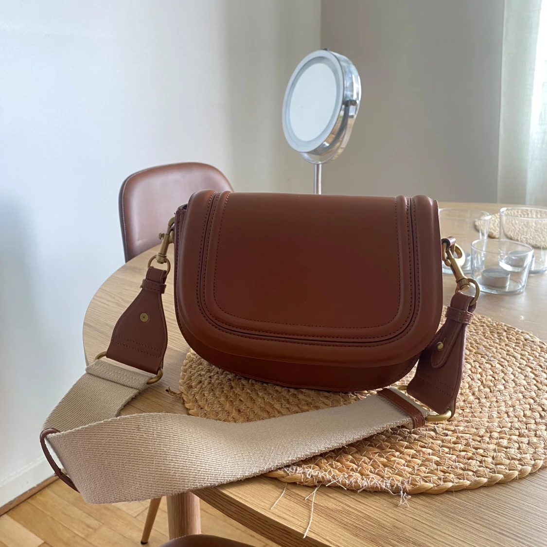 Brun axelväska i skinn med bred rem från Zara - 1