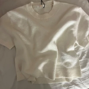 Vit stickad tröja - Superfin vit stickad tröja från Gina! Inte använd och säljer då den är för liten, storlek 158/164 💕