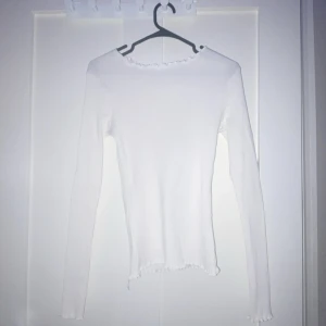 Vit tröja från Na-kd - Vit tajt tröja från na-kd sitter jätte fint på och är helt ny❤️