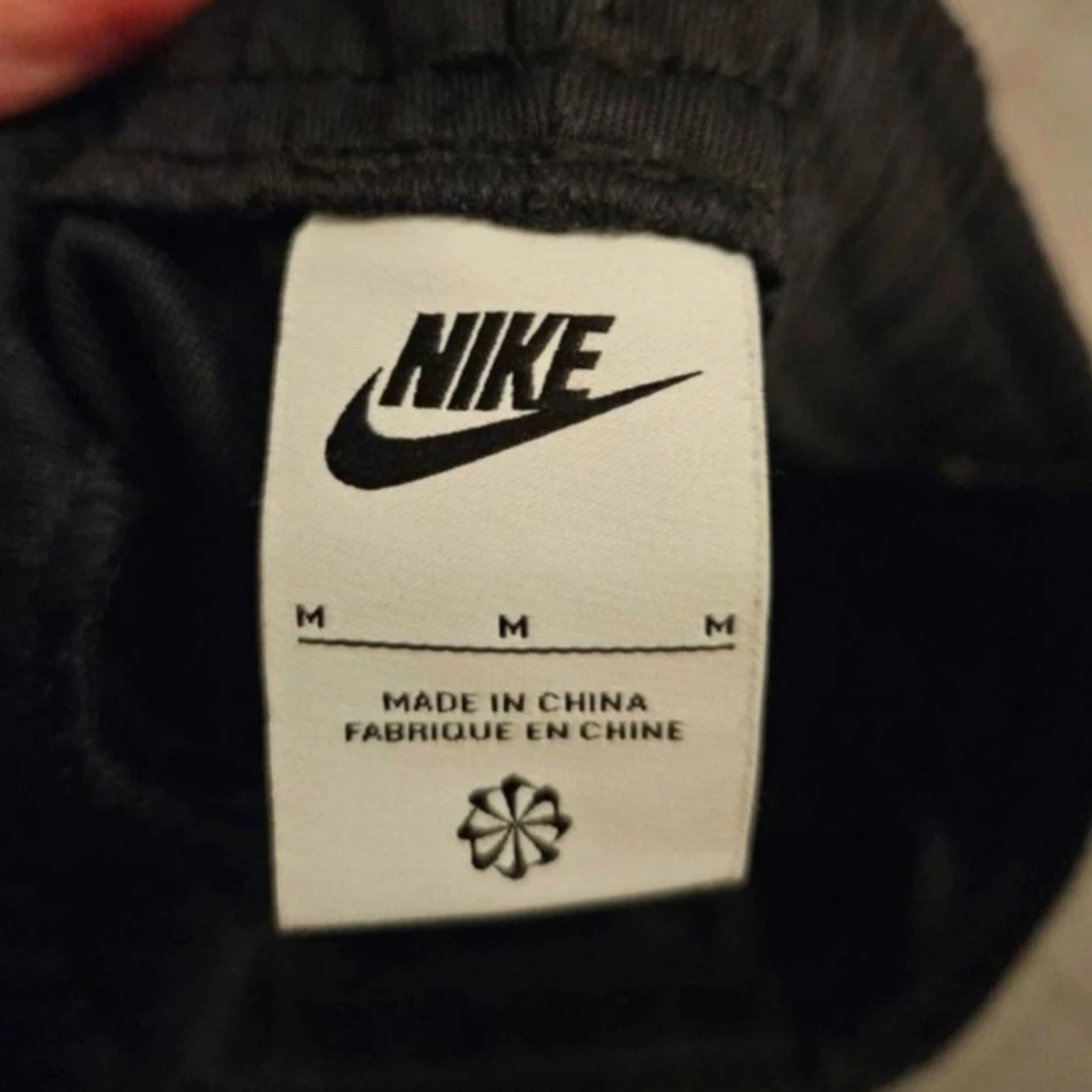 Svarta Nike mjukisbyxor stl M - 1