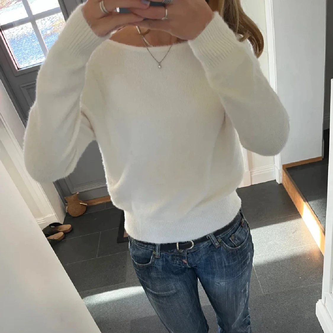 Vit stickad tröja med öppen rygg - 1