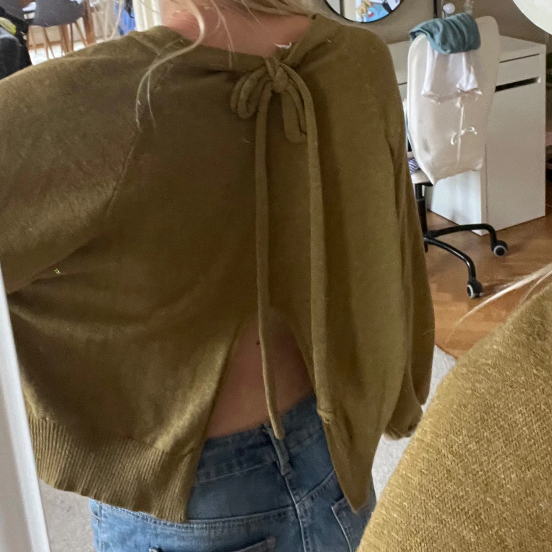 Olivgrön stickad tröja med knyt i ryggen - 2