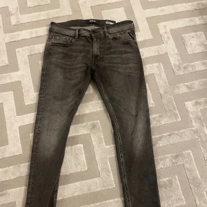 Svarta Replay jeans slim fit - Snygga svarta jeans från Replay i slim fit-modell. Jeansen har klassisk femficksdesign, svarta sömmar och är tillverkade i hållbar bomull. Perfekta för dig som gillar en smalare passform och stilren look.   W32/L34 skinny fit