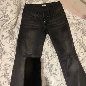 Svarta bootcut jeans från Nelly - Säljer ett par svarta low waist Nelly jeans med hål, eftersom att när jag beställde de så var de för stora, var väldig dum och jag lämnade inte tillbaka, använd 3-4 gånger men ser ut ungefär som nya ❤️ original pris är 700kr