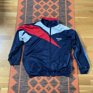 Retro Reebok jumper - Jättefet retro Reebok jumper, väldigt bra skick, storlek S. De e bara att höra av sig vid eventuella frågor!