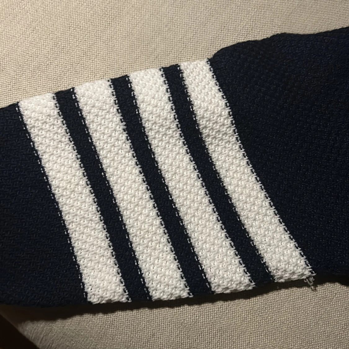 Mörk blå stickad hoodie - 3