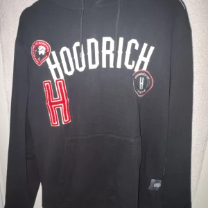 Hoodrich hoodie - Tjenare säljer nu min svarta hoodrich hoodie eftersom jag inte använder den längre, den har väldigt bra passform o inga skador. Hör av er vid funderingar!