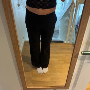 Svarta kostymbyxor från Riley - Svarta kostymbyxor från Riley med raka ben och klassisk passform. Byxorna har hällor för bälte, sidfickor och två bakfickor med knapp. 80cm i midjan och passar mig som är 171cm