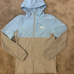 Under armour jacka - grå ljusblå jacka i storlek S