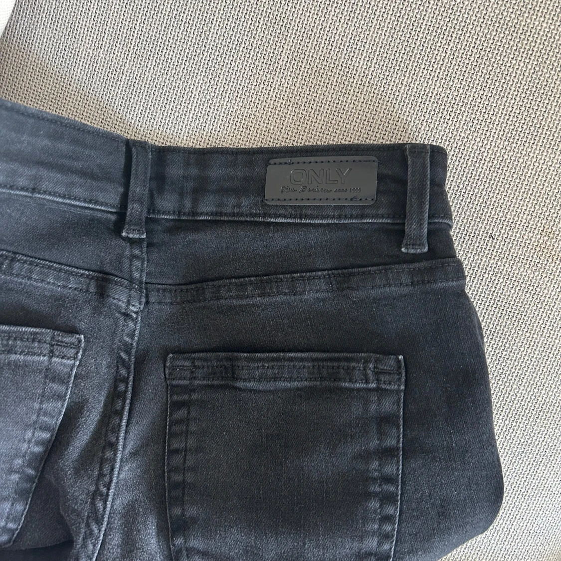 Svarta low bootcut jeans från ONLY - 2