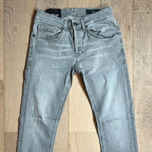 Dondup Jeans - Snygga grå jeans från Dondup med klassisk femficksdesign och diskret logga på bakfickan. Skicket är som nytt och modellen är George.