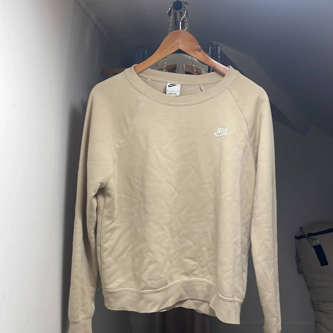 Beige sweatshirt från Nike, M