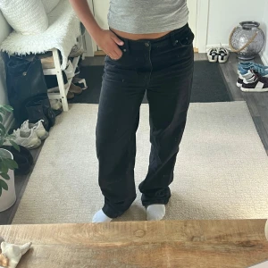 Svarta raka jeans  - Säljer ett par svarta jeans med rak passform och. Byxorna har klassiska fem fickor och bälteshällor. Materialet är jeans och de har en clean look utan slitningar eller detaljer. Perfekta om du gillar en enkel och stilren vibe.