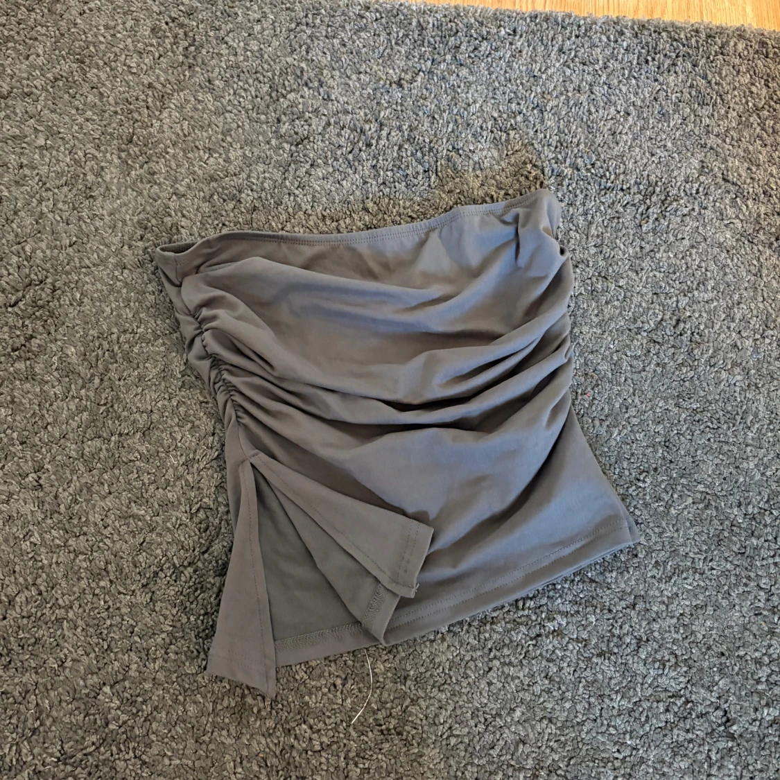 Grå  tubtopp med rynkade sidor och slits - 1