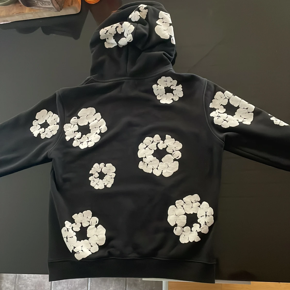 Svart hoodie med vita blommor Denim Tears - 1