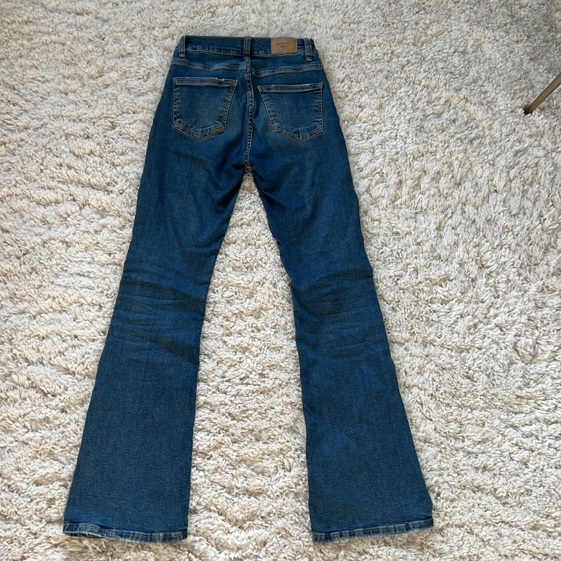 blå utsvängda jeans från Gina Tricot 💕 - 3