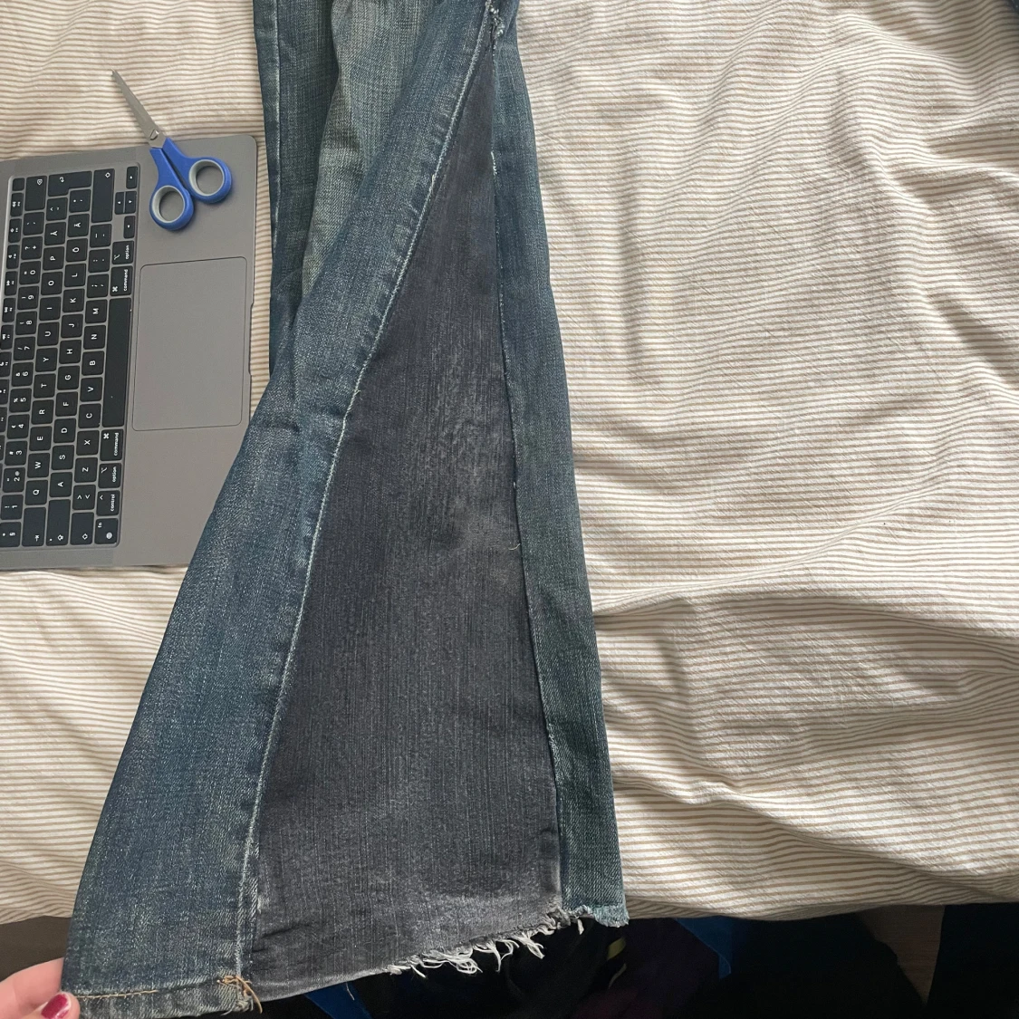 Blå bootcut jeans med utsvängda ben - 3